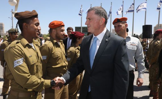 אדלשטיין לחיילים המצטיינים: "הפעולות ימשכו עד שיושב השקט"