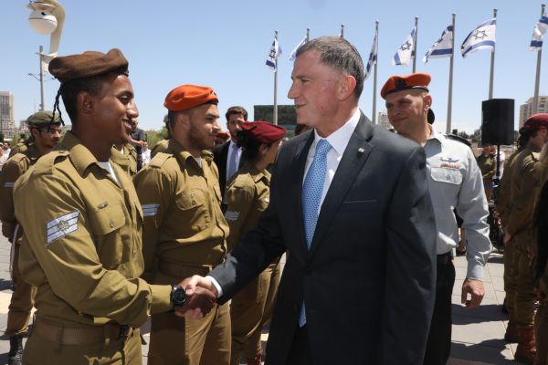 אדלשטיין לחיילים המצטיינים: "הפעולות ימשכו עד שיושב השקט"