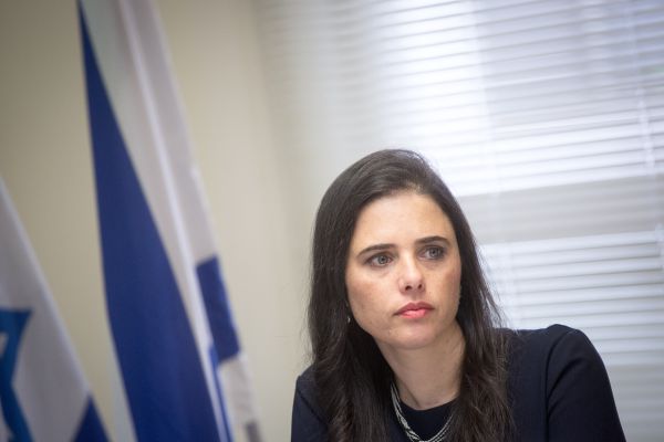 שקד סיכמה עם וקנין לפעול להארכת כהונת הרב שטרן