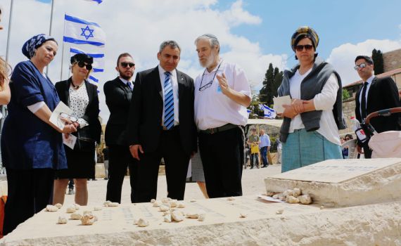 אלקין בקבר אחים: "לא מלאו להם 18 ונהרגו בקרב"