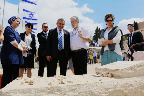 אלקין בקבר אחים: "לא מלאו להם 18 ונהרגו בקרב"