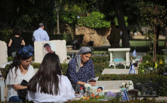 מרכינים ראש וזוכרים: נפתחו טקסי יום הזיכרון תשע"ט