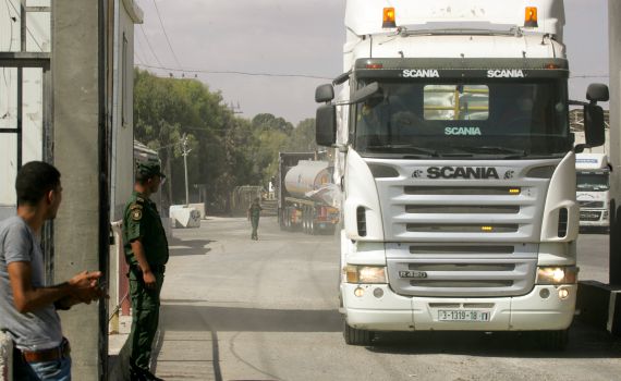 שיגור בלוני התבערה: ישראל סגרה את המעבר מעזה