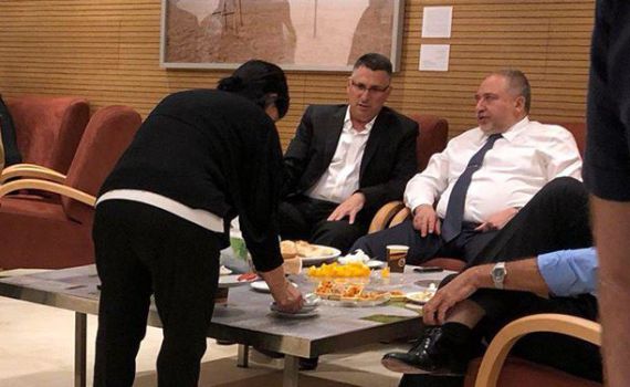 בדרך לממשלה חלופית? ליברמן תועד נפגש עם סער