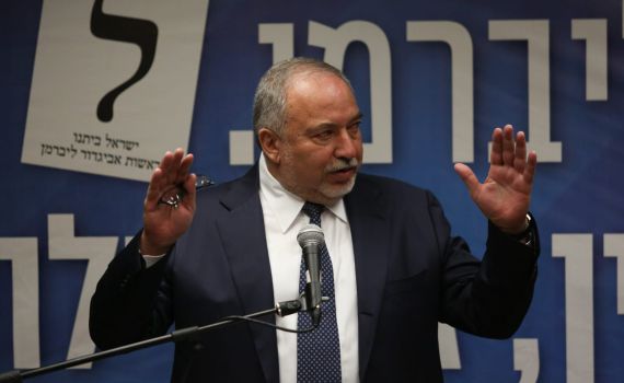 הליכוד: "ליברמן בולם ממשלת אחדות, מתואם עם לפיד"