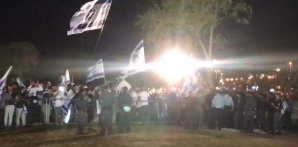 'מוות לבוגדים' • עימותים בטקס הזכרון המשותף. צפו