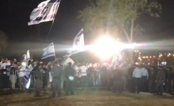 'מוות לבוגדים' • עימותים בטקס הזכרון המשותף. צפו