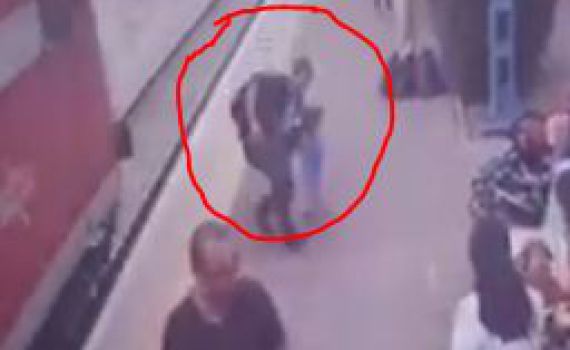 הציל תינוקת שרצה למסילה רגע לפני הגעת הרכבת. צפו