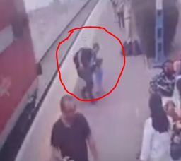 הציל תינוקת שרצה למסילה רגע לפני הגעת הרכבת. צפו