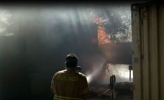 שריפה בכניסה למועצת שדות נגב בעוטף עזה. צפו