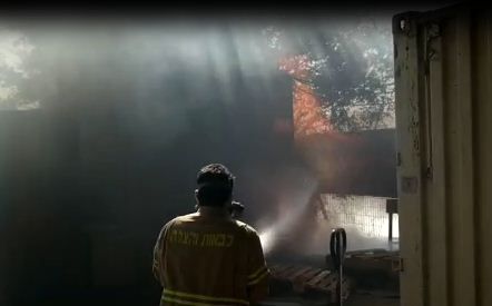 שריפה בכניסה למועצת שדות נגב בעוטף עזה. צפו