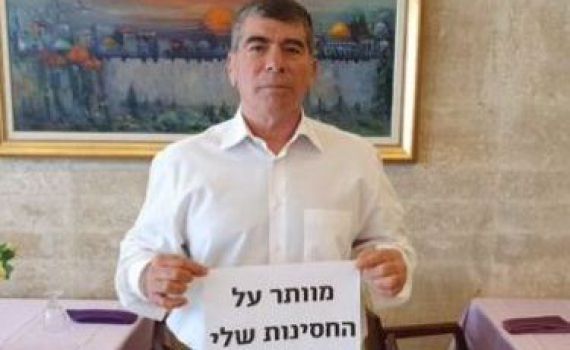 בעקבות דבריו • מתקפה על גבי אשכנזי: 'הונה במליונים'