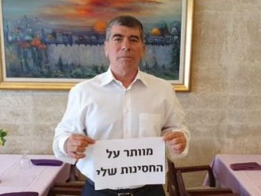 בעקבות דבריו • מתקפה על גבי אשכנזי: 'הונה במליונים'