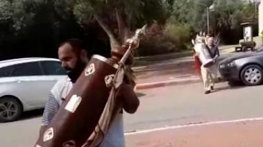 צפו: תושבי המושב שפונה מפנים את ספרי התורה