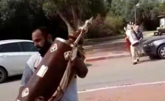 צפו: תושבי המושב שפונה מפנים את ספרי התורה