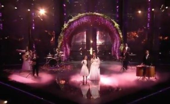 עין לא נותרה יבשה: להקת שלוה כבשה את אירופה. צפו