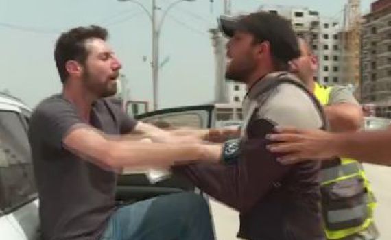 עיתונאי של 'כאן 11' הותקף באלימות. צפו