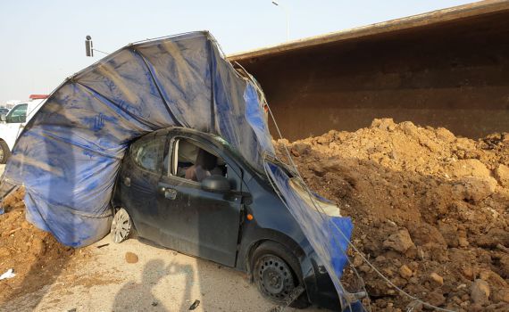 המשאית התהפכה על רכב: "זה יכול היה להיגמר באסון"