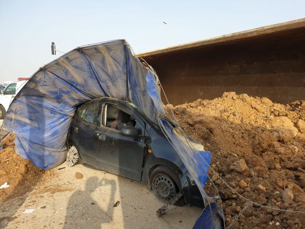 המשאית התהפכה על רכב: "זה יכול היה להיגמר באסון"