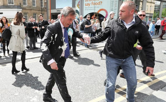 מדוע נזרק מילקשייק לעבר חברי פרלמנט בבריטניה?