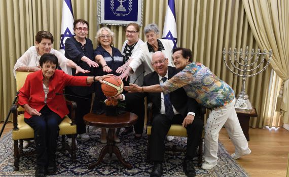 נשיא המדינה ריבלין אירח את חלוצות כדורסל הנשים
