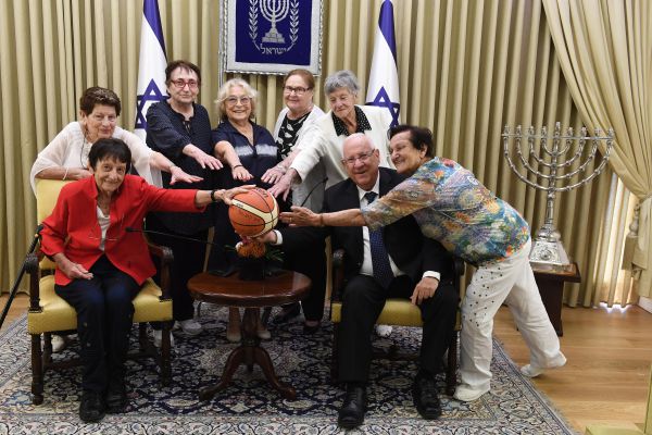 נשיא המדינה ריבלין אירח את חלוצות כדורסל הנשים