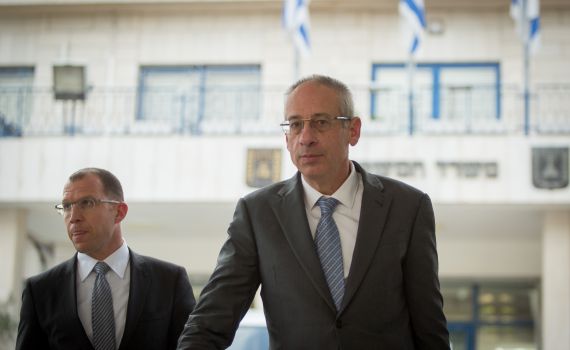 עו"ד של נתניהו הודיע לוועדת ההיתרים על פרישה