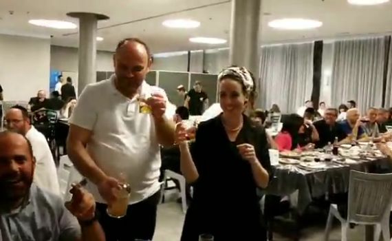 צפו: אלדד יניב מחלק ברכות לנתניהו ועידית סילמן