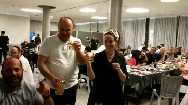 צפו: אלדד יניב מחלק ברכות לנתניהו ועידית סילמן