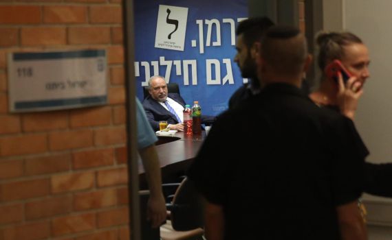 12 תמונות ב- 12 שעות;  פיזור הכנסת שעה אחר שעה