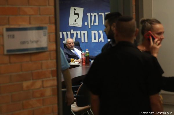 12 תמונות ב- 12 שעות;  פיזור הכנסת שעה אחר שעה