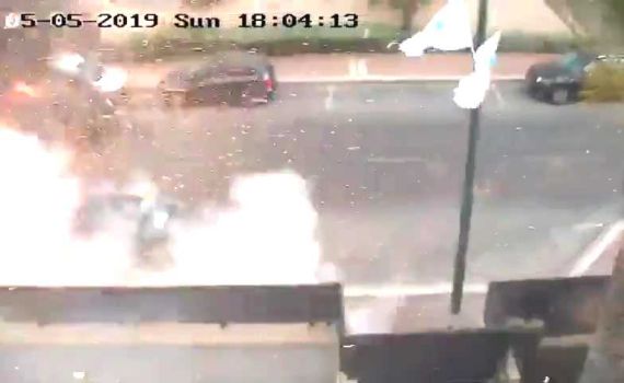 צפו: פגיעה ישירה של רקטה ברכב באשדוד