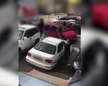 כתב אישום: תקפו עם אלה נהג ש"הסתכל עליהם"- צפו: