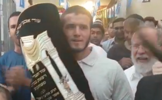 צפו: הכנסת ספר תורה בישיבת הרב אטינגר הי"ד