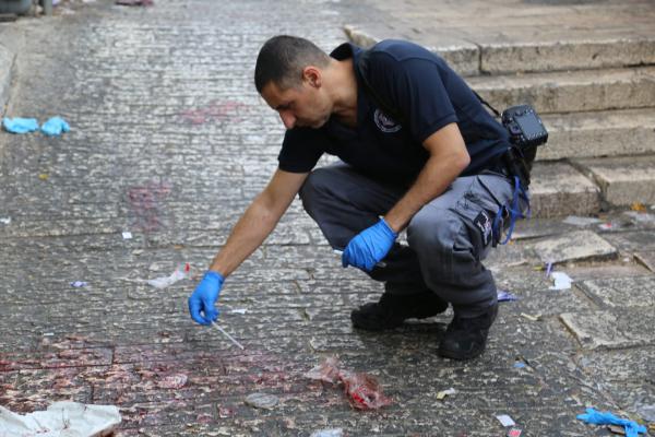 דוקר נמלט ונורה- בצפו בתיעוד מהפיגוע הבוקר