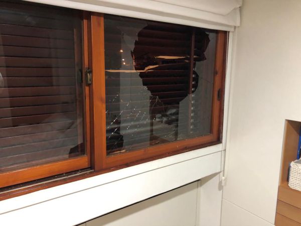 הותר לפרסום: טיל נחת בחצר ביתו של אבי דיכטר