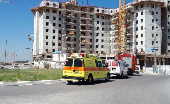 ארבעה בני אדם נהרגו מקריסת מנוף ביבנה