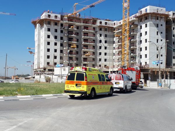 ארבעה בני אדם נהרגו מקריסת מנוף ביבנה