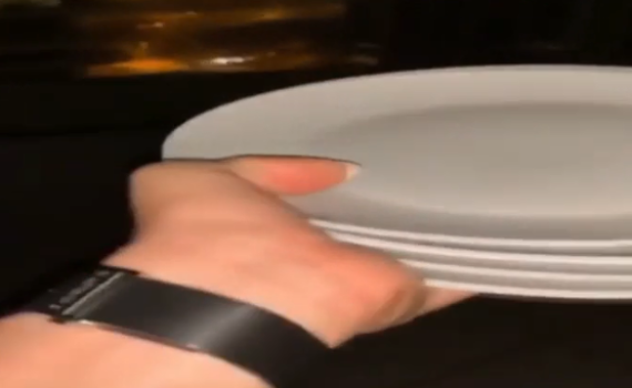 צפו: זרקו צלחות ממגדל יוקרה וסיכנו עוברי אורח