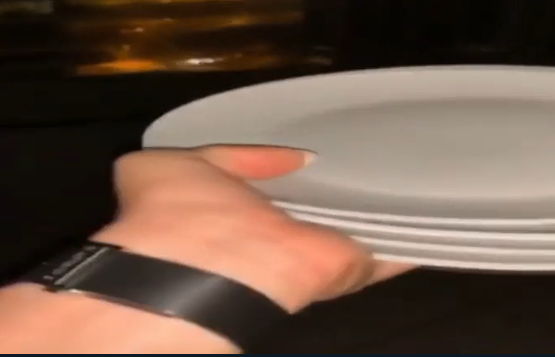 צפו: זרקו צלחות ממגדל יוקרה וסיכנו עוברי אורח