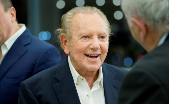 בניגוד לכללים: זה מה שמוריס קאהן עשה בטקס המשואות