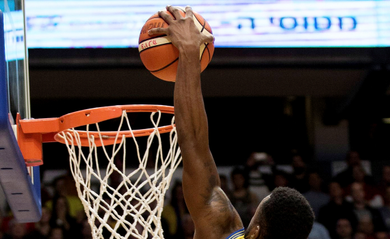 20 כתבי ספורט: "להזיז את משחקי הפלייאוף משבת"