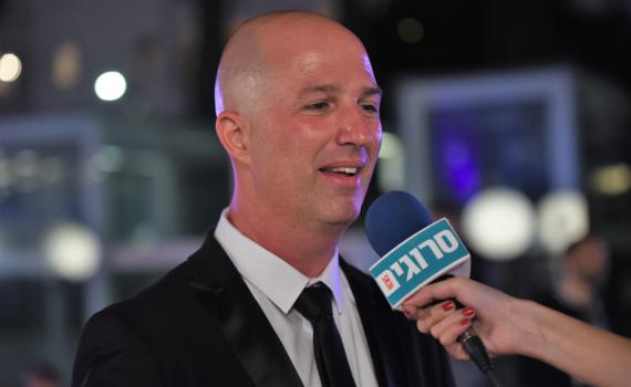 דורון מדלי לסרוגים: "מקומם של הפוליטיקאים בחוץ"