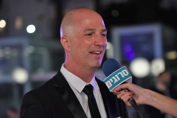 דורון מדלי לסרוגים: "מקומם של הפוליטיקאים בחוץ"