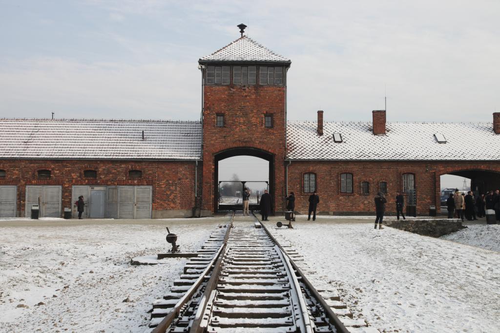 הדרך היהודית לזכור • צריך לצום ביום השואה