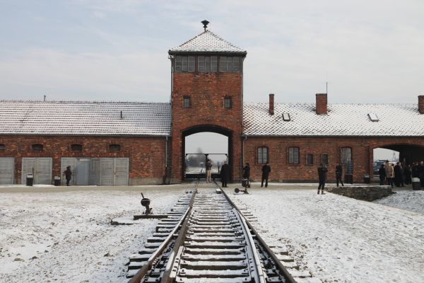 הדרך היהודית לזכור • צריך לצום ביום השואה