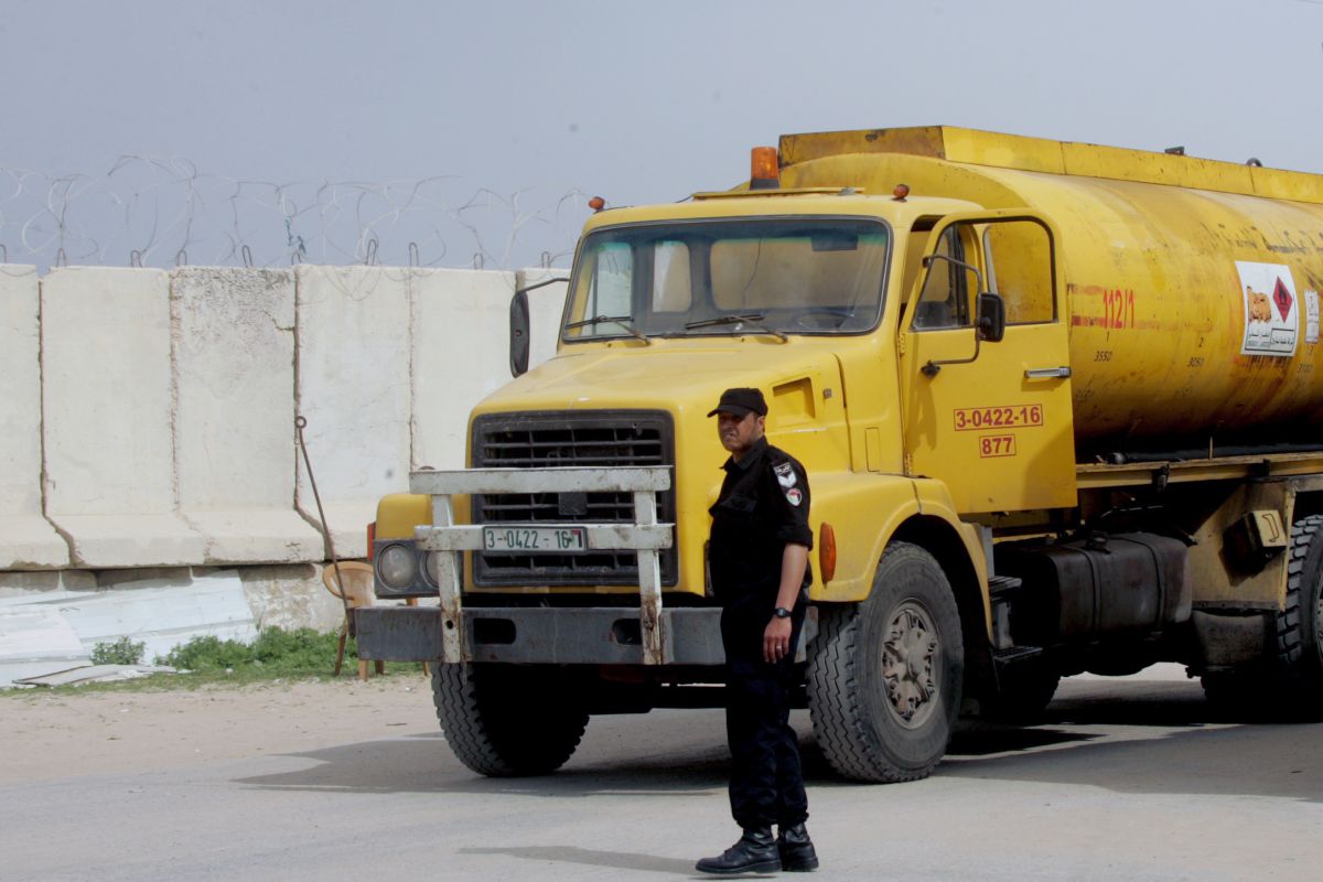 טירוף • גם בזמן הירי: ישראל המשיכה להכניס דלק לעזה