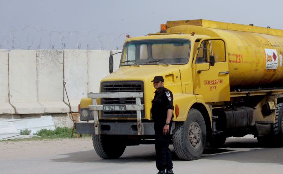 טירוף • גם בזמן הירי: ישראל המשיכה להכניס דלק לעזה