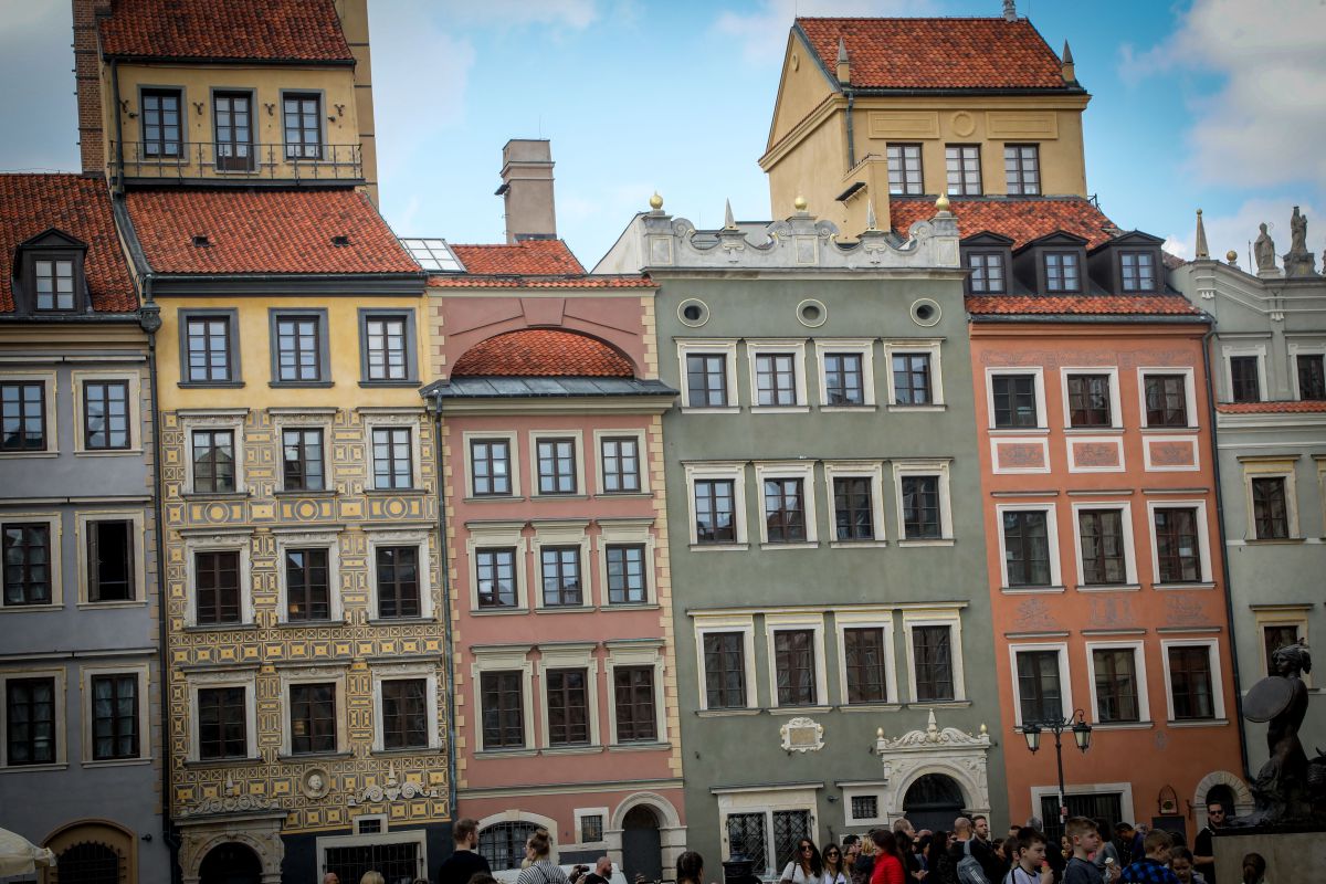 אֲנִי כּוֹתֵב בַּמָּלוֹן בְּוַרְשָׁה/ שיר