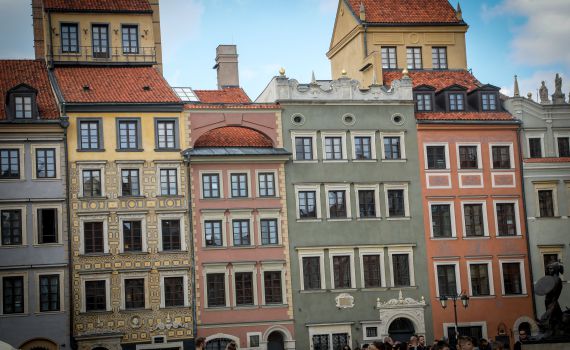 אֲנִי כּוֹתֵב בַּמָּלוֹן בְּוַרְשָׁה/ שיר